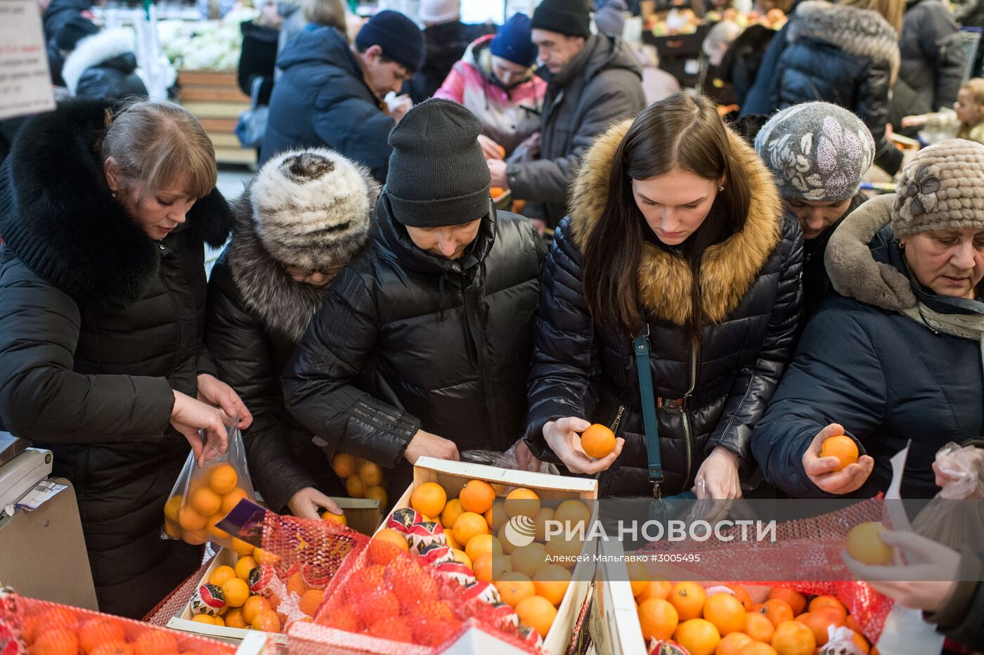 Подготовка к празднованию Нового года в городах России