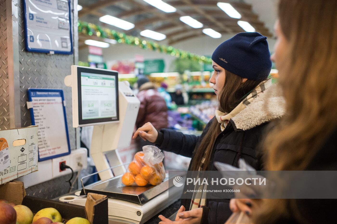 Подготовка к празднованию Нового года в городах России