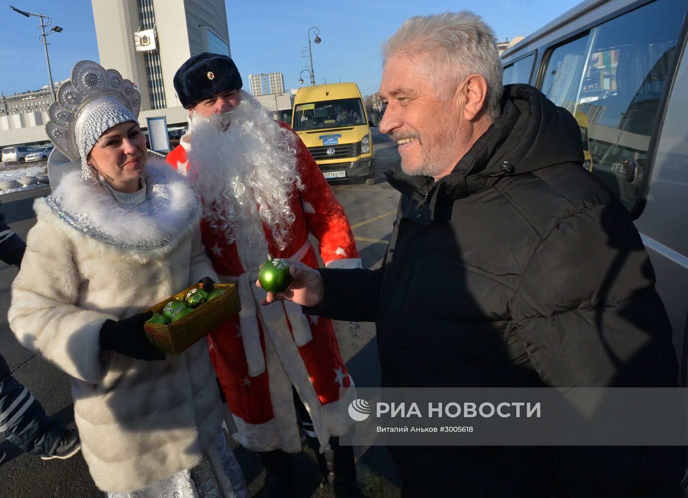Инспекторы ДПС в костюмах Деда Мороза и Снегурочки поздравили водителей и пешеходов Владивостока с наступающим Новым годом