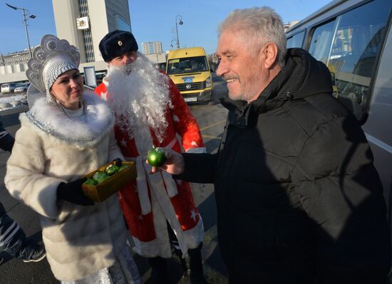 Инспекторы ДПС в костюмах Деда Мороза и Снегурочки поздравили водителей и пешеходов Владивостока с наступающим Новым годом