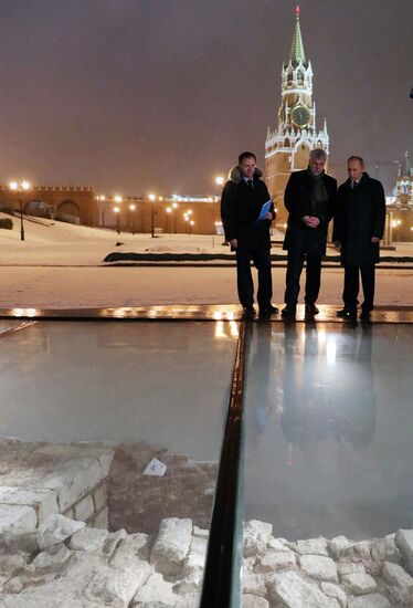 Президент РФ В. Путин осмотрел музей археологических раскопок Московского Кремля