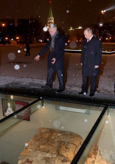 Президент РФ В. Путин осмотрел музей археологических раскопок Московского Кремля