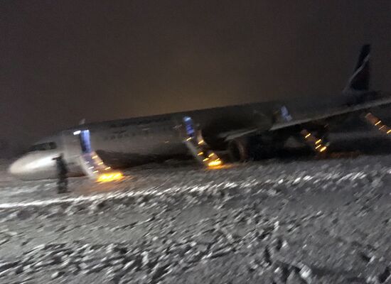 Аварийная посадка самолета в аэропорту Храброво
