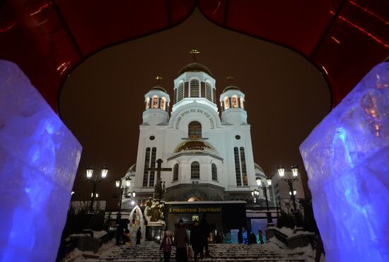 Подготовка к открытию XI международного рождественского фестиваля ледовой скульптуры "Вифлеемская звезда"