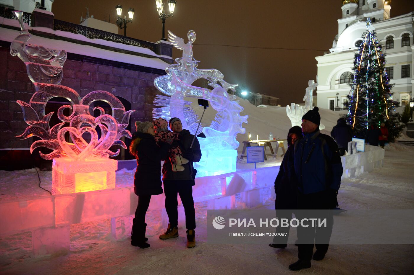 Подготовка к открытию XI международного рождественского фестиваля ледовой скульптуры "Вифлеемская звезда"