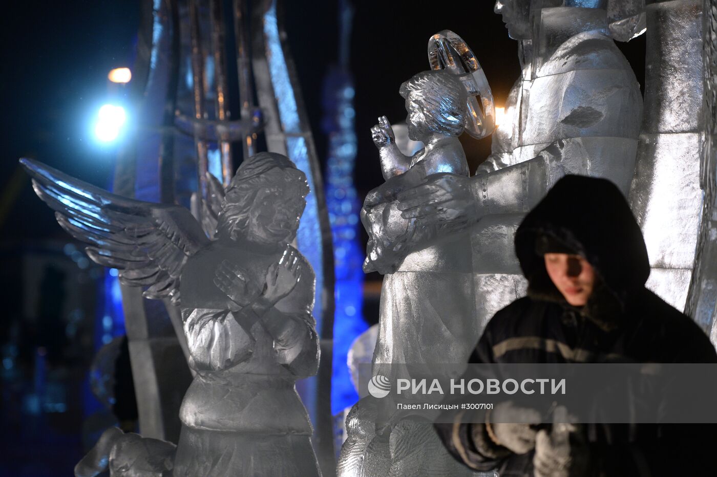 Подготовка к открытию XI международного рождественского фестиваля ледовой скульптуры "Вифлеемская звезда"