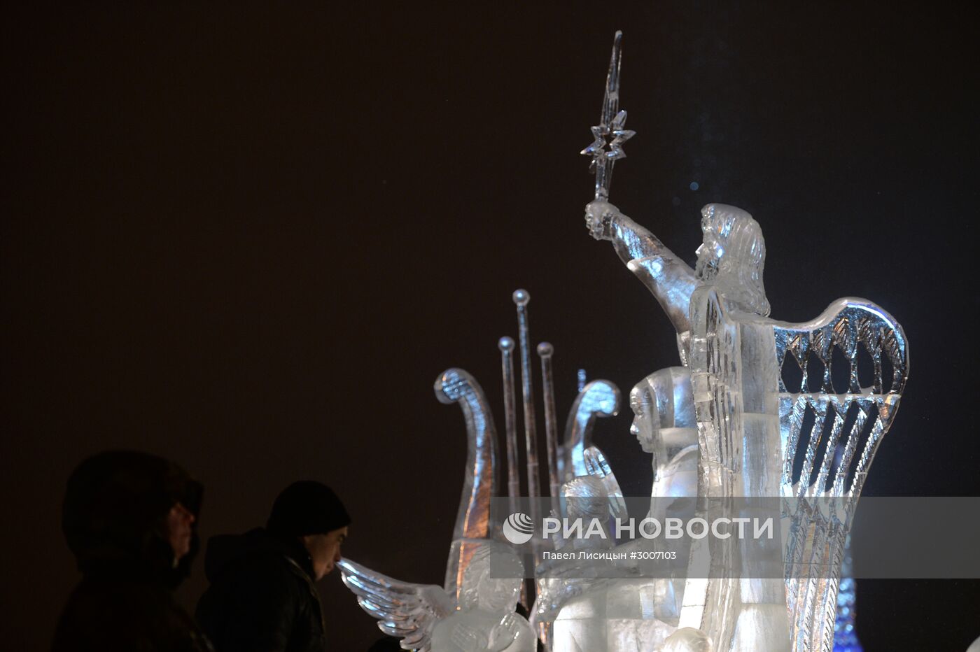 Подготовка к открытию XI международного рождественского фестиваля ледовой скульптуры "Вифлеемская звезда"