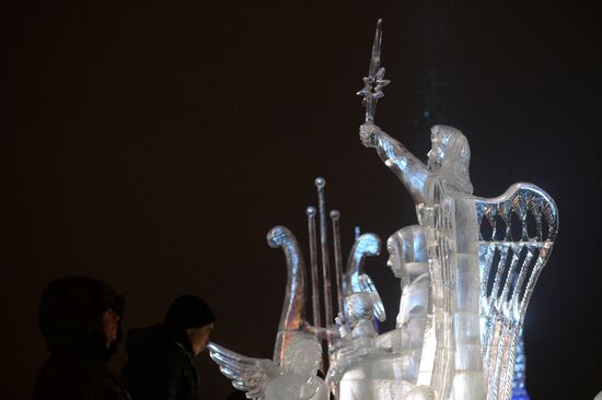 Подготовка к открытию XI международного рождественского фестиваля ледовой скульптуры "Вифлеемская звезда"