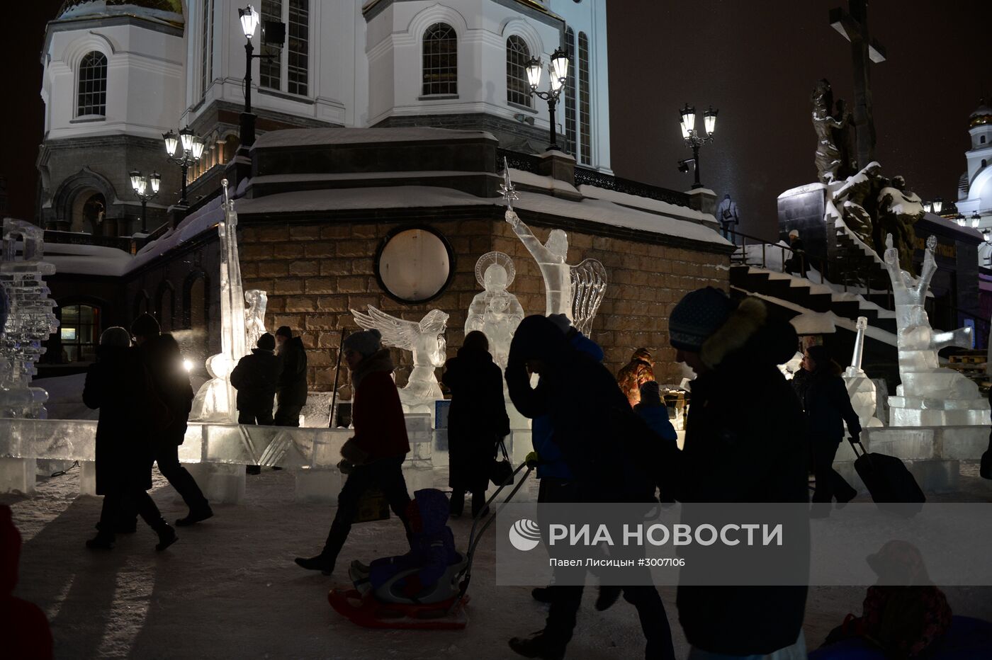 Подготовка к открытию XI международного рождественского фестиваля ледовой скульптуры "Вифлеемская звезда"