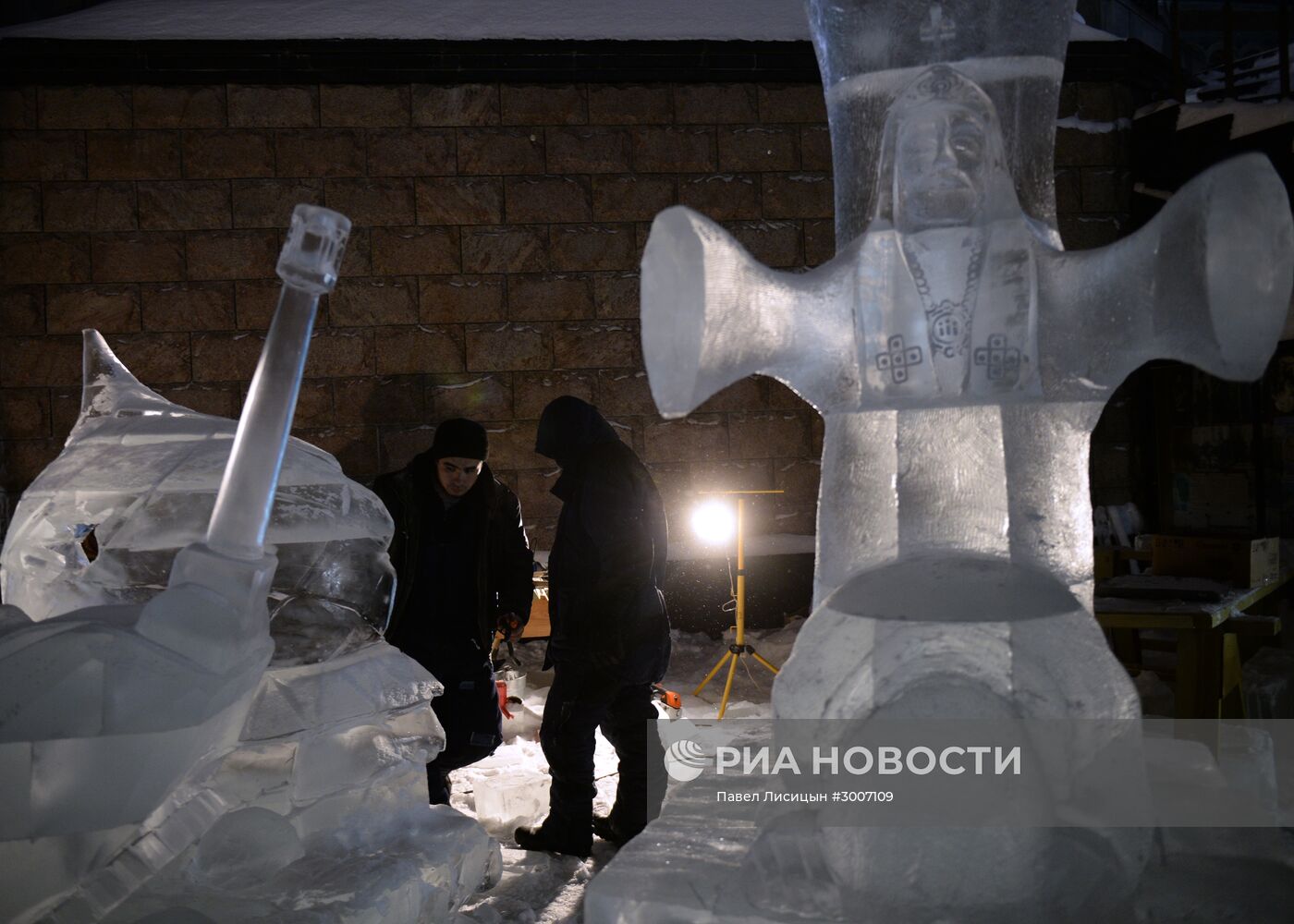 Подготовка к открытию XI международного рождественского фестиваля ледовой скульптуры "Вифлеемская звезда"