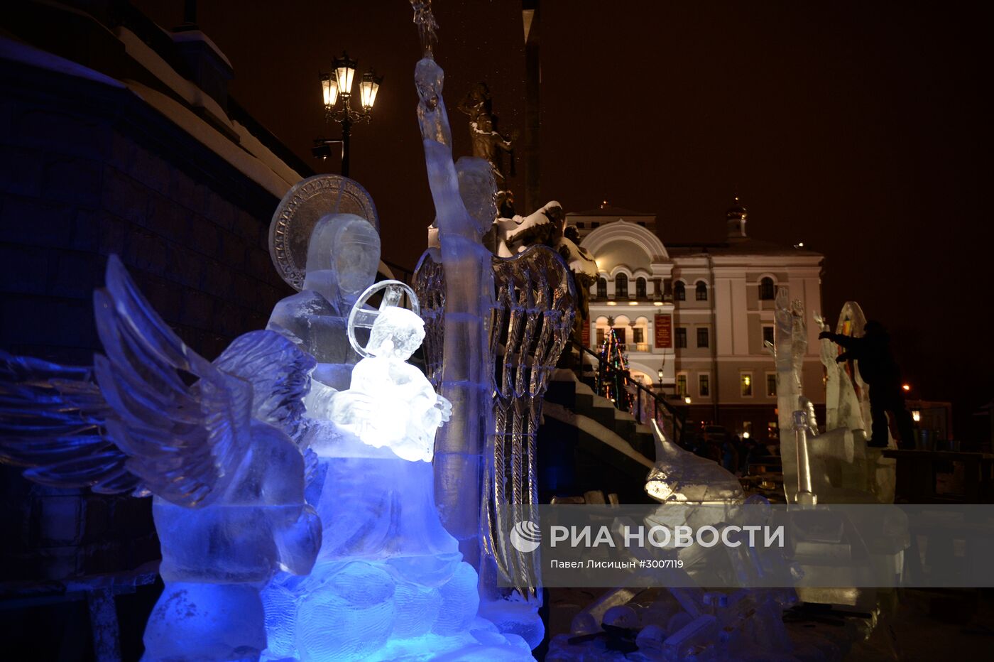 Подготовка к открытию XI международного рождественского фестиваля ледовой скульптуры "Вифлеемская звезда"