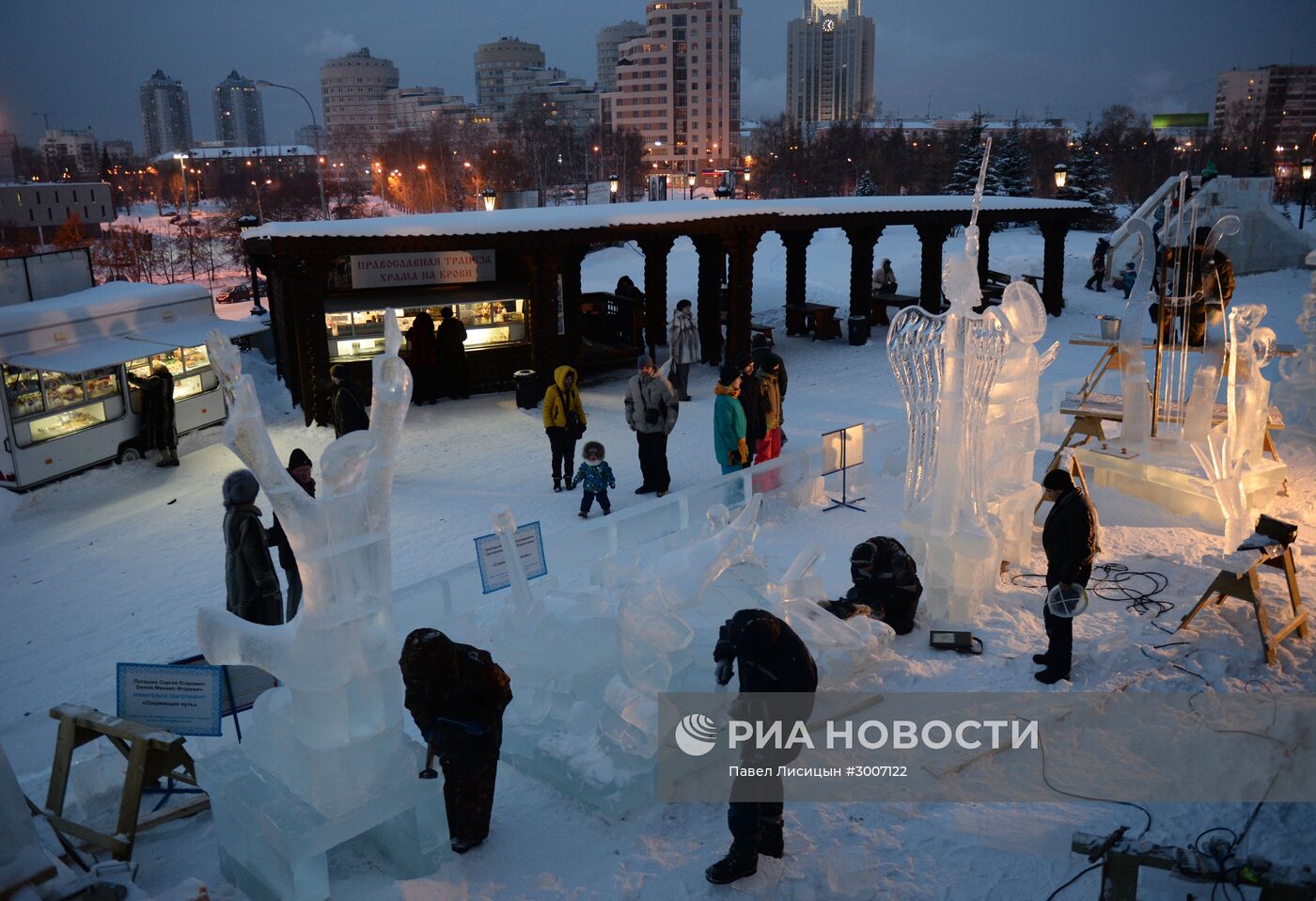 Подготовка к открытию XI международного рождественского фестиваля ледовой скульптуры "Вифлеемская звезда"