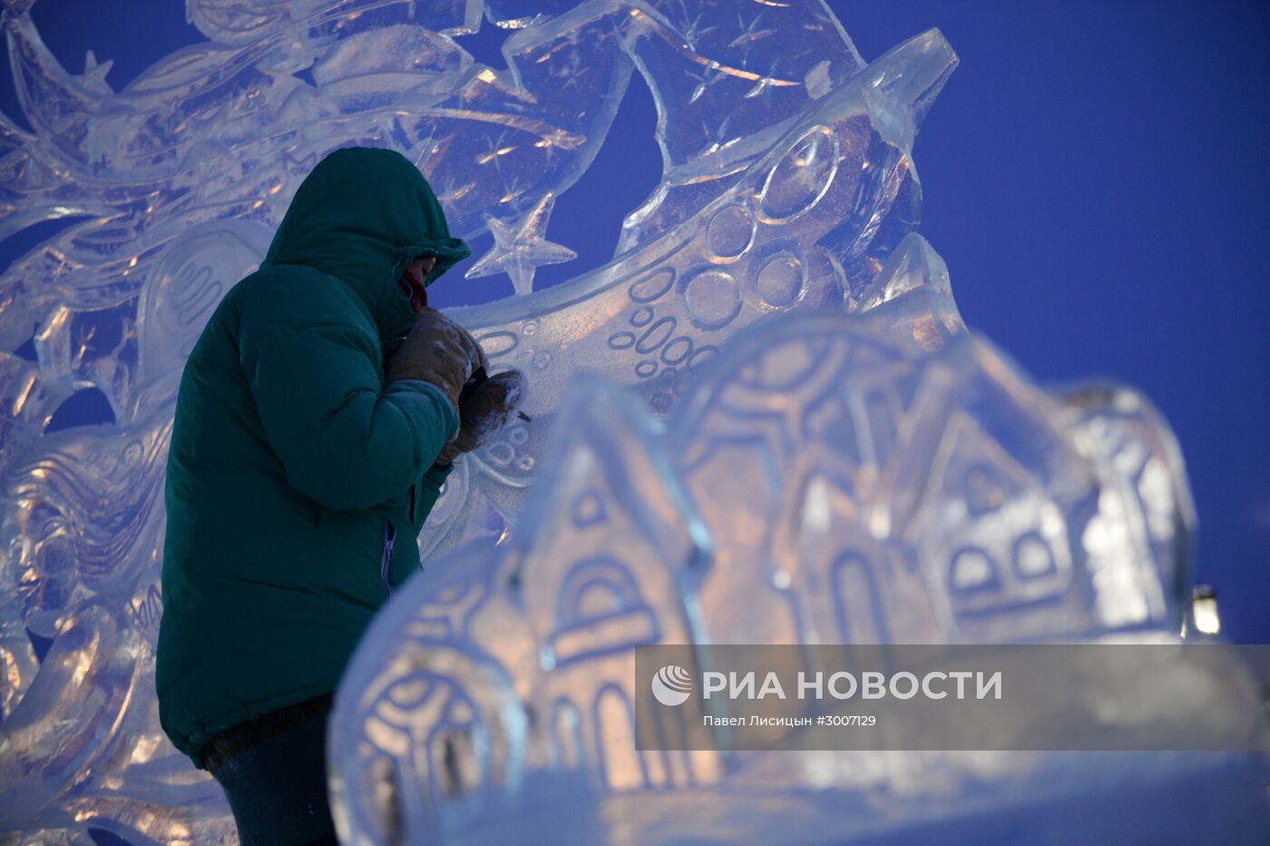 Подготовка к открытию XI международного рождественского фестиваля ледовой скульптуры "Вифлеемская звезда"