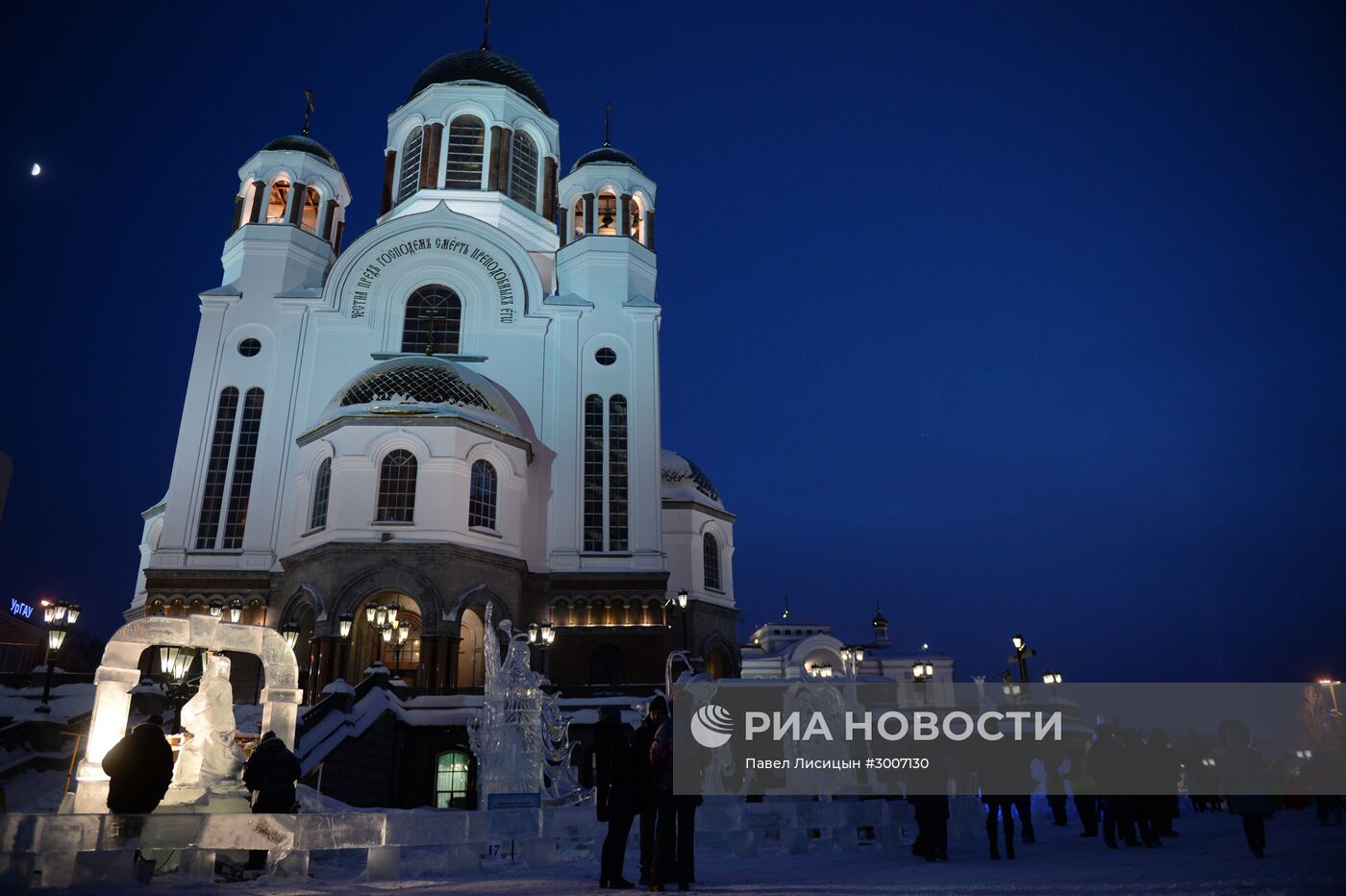 Подготовка к открытию XI международного рождественского фестиваля ледовой скульптуры "Вифлеемская звезда"