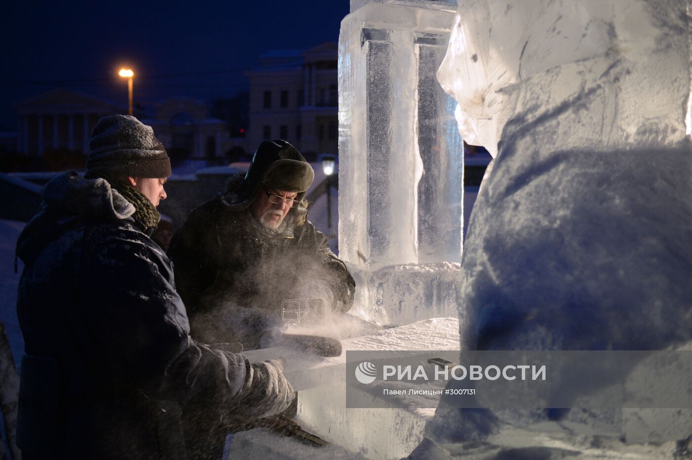 Подготовка к открытию XI международного рождественского фестиваля ледовой скульптуры "Вифлеемская звезда"