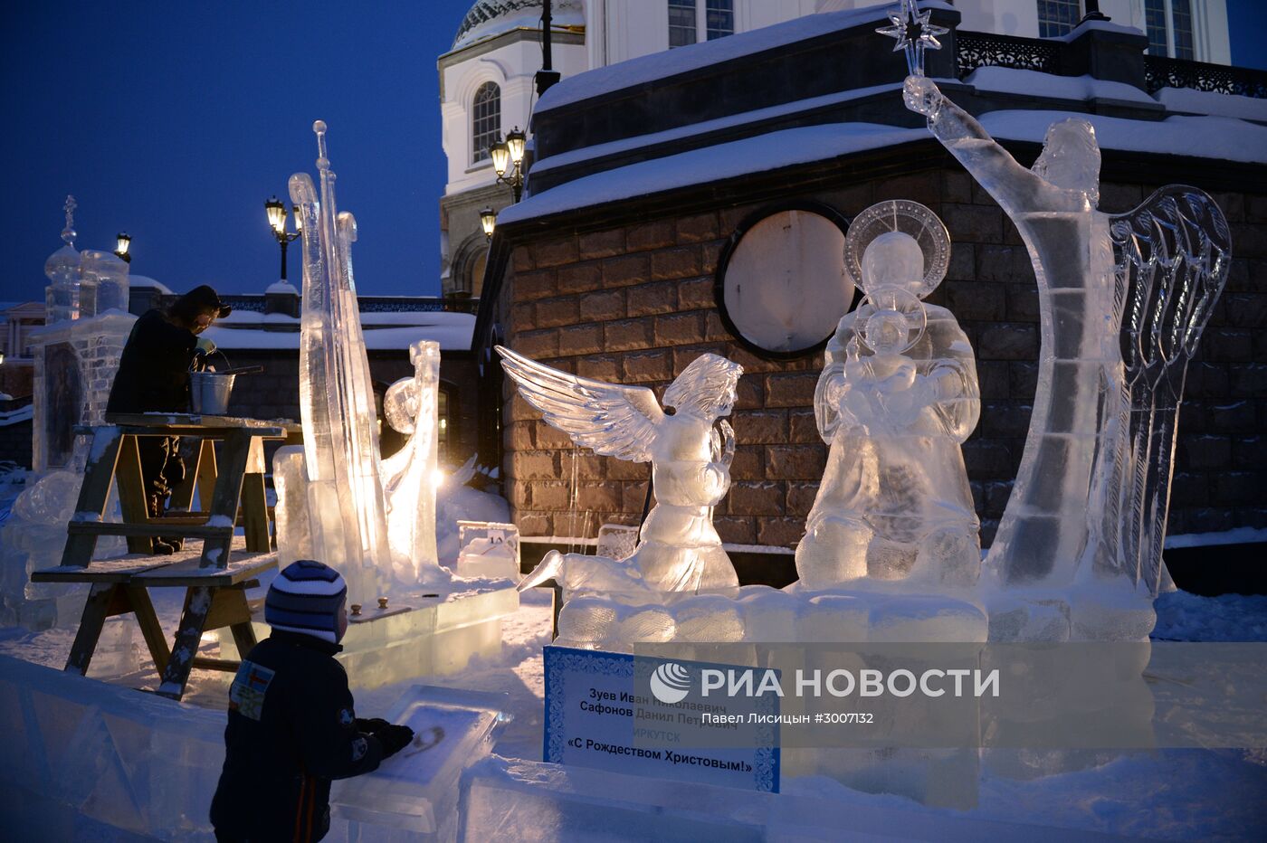 Подготовка к открытию XI международного рождественского фестиваля ледовой скульптуры "Вифлеемская звезда"