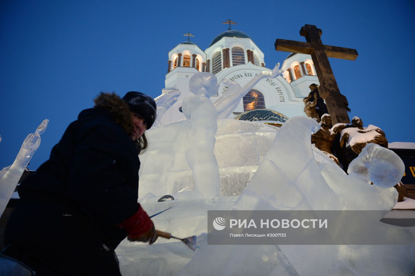 Подготовка к открытию XI международного рождественского фестиваля ледовой скульптуры "Вифлеемская звезда"