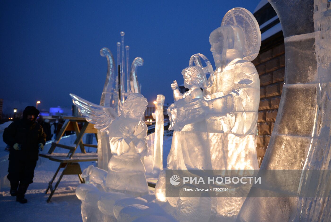 Подготовка к открытию XI международного рождественского фестиваля ледовой скульптуры "Вифлеемская звезда"