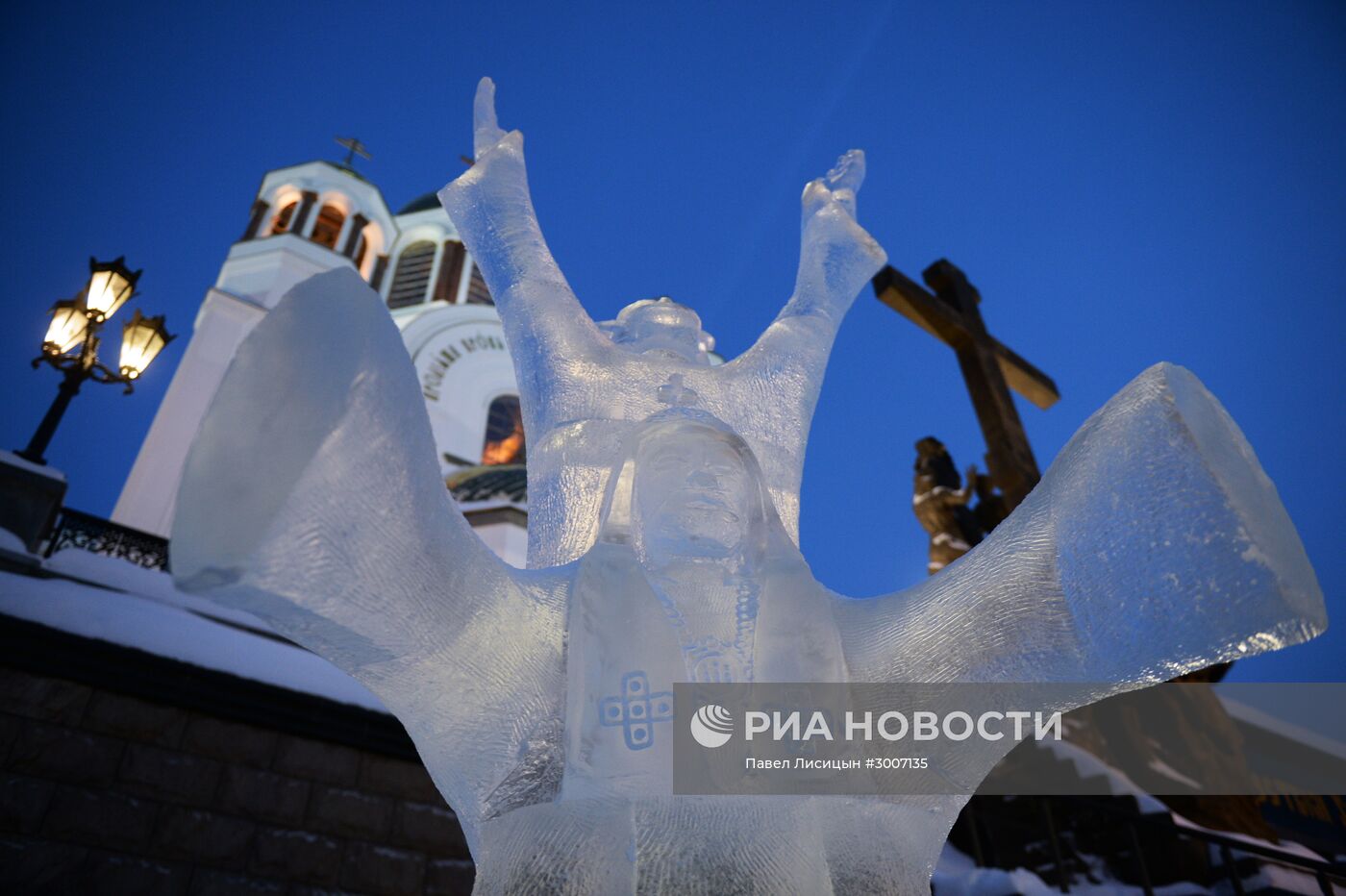 Подготовка к открытию XI международного рождественского фестиваля ледовой скульптуры "Вифлеемская звезда"