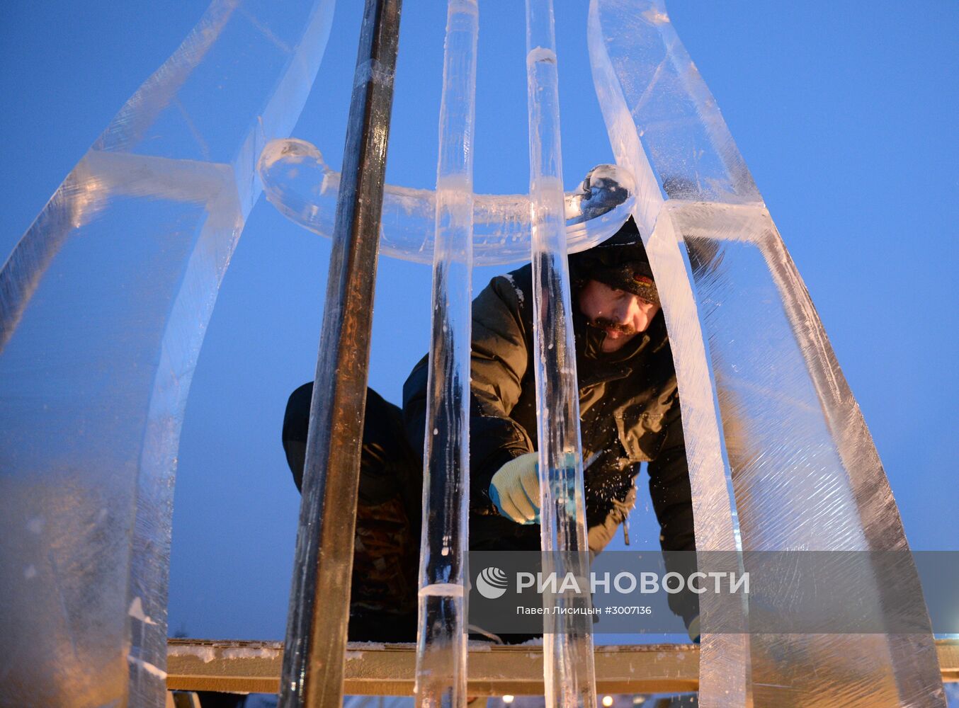 Подготовка к открытию XI международного рождественского фестиваля ледовой скульптуры "Вифлеемская звезда"