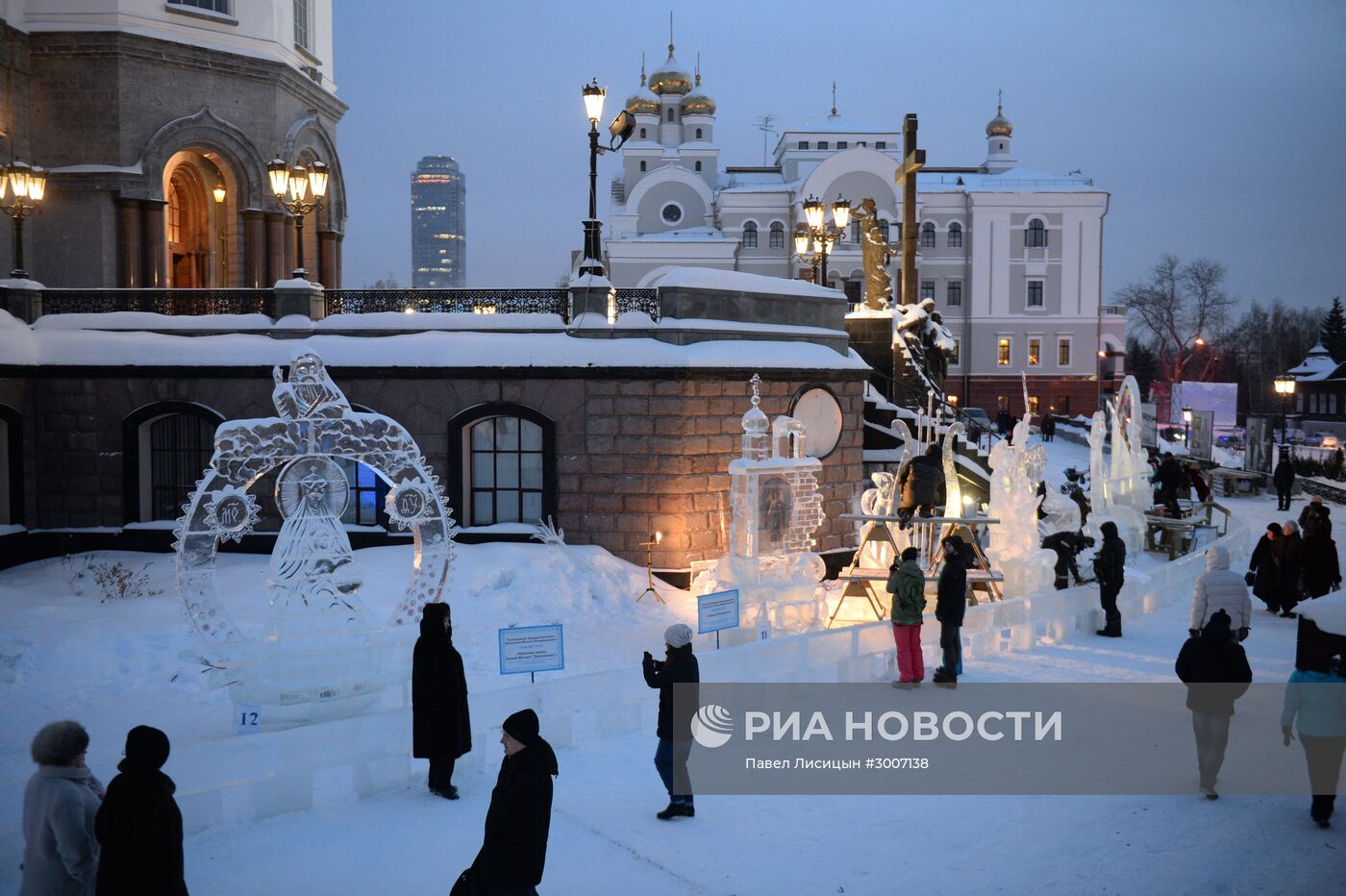 Подготовка к открытию XI международного рождественского фестиваля ледовой скульптуры "Вифлеемская звезда"