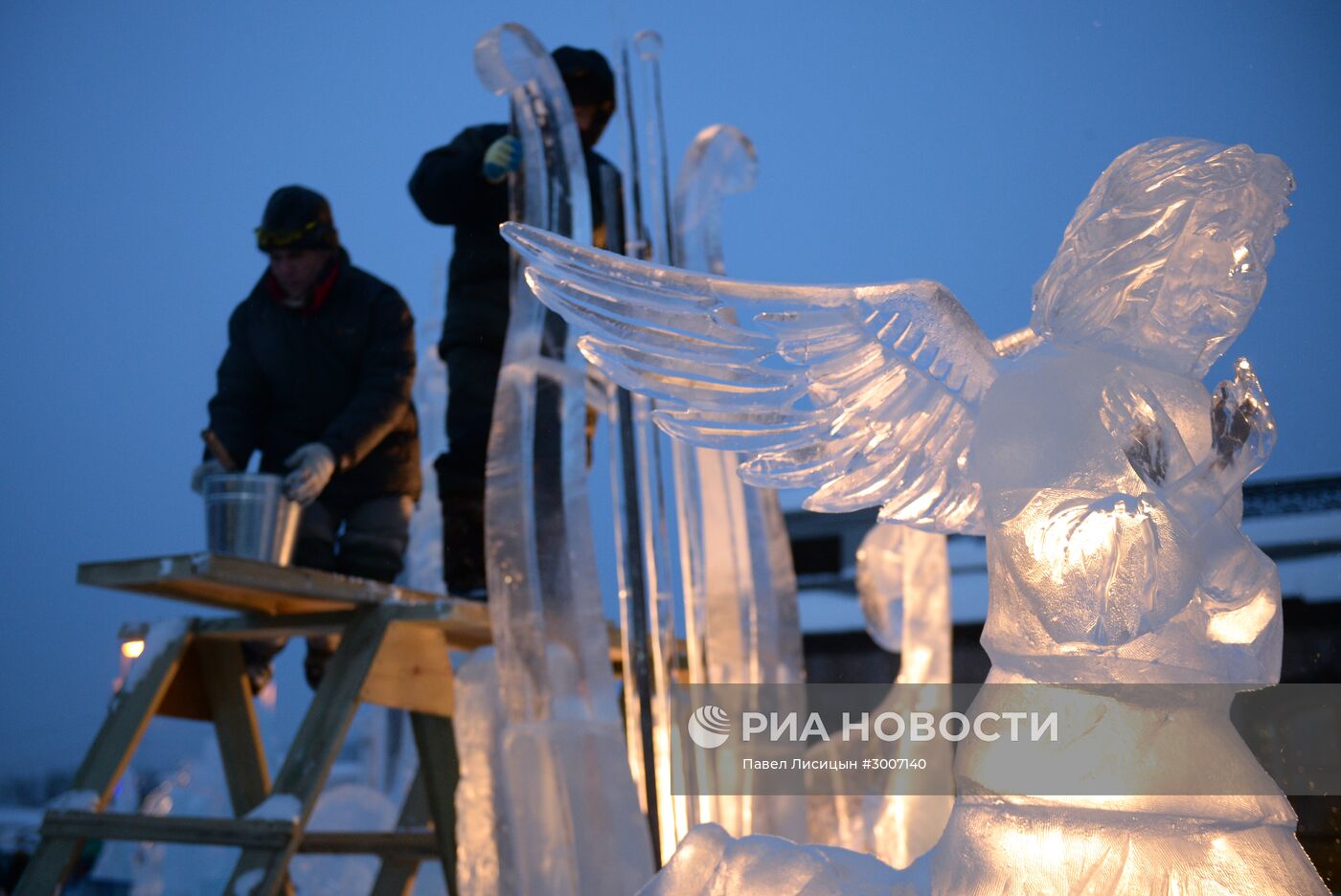 Подготовка к открытию XI международного рождественского фестиваля ледовой скульптуры "Вифлеемская звезда"