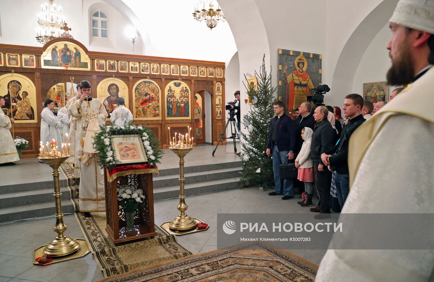 Президент РФ В.Путин посетил Рождественское богослужение