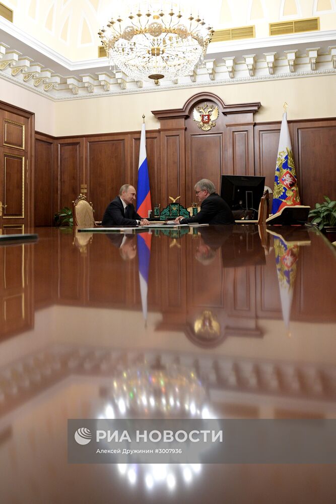 Рабочая встреча президента РФ В. Путина с ректором Высшей школы экономики Я. Кузьминовым