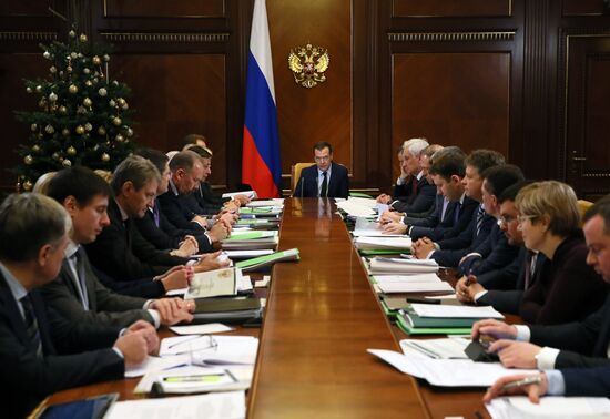 Премьер-министр РФ Д. Медведев провел совещание по социально-экономическим вопросам