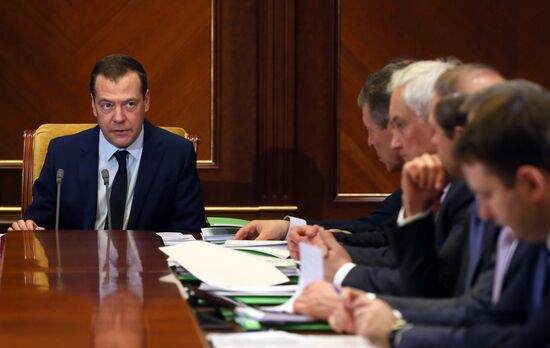 Премьер-министр РФ Д. Медведев провел совещание по социально-экономическим вопросам