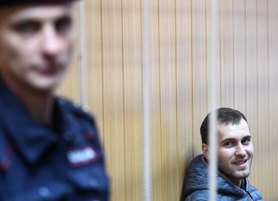Рассмотрение ходатайства следствия об аресте фигурантов дела о стрельбе из автомата в центре Москвы
