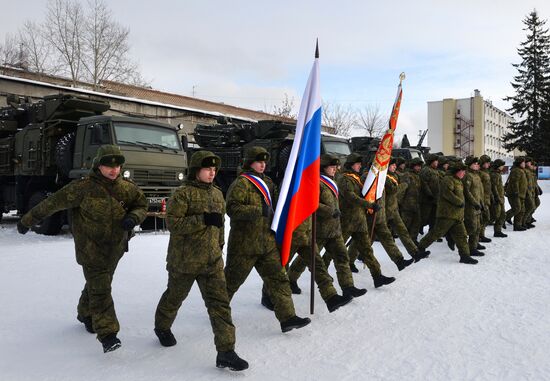 Вручение нового вооружения личному составу зенитного ракетно-артиллерийского дивизиона в Новосибирской области