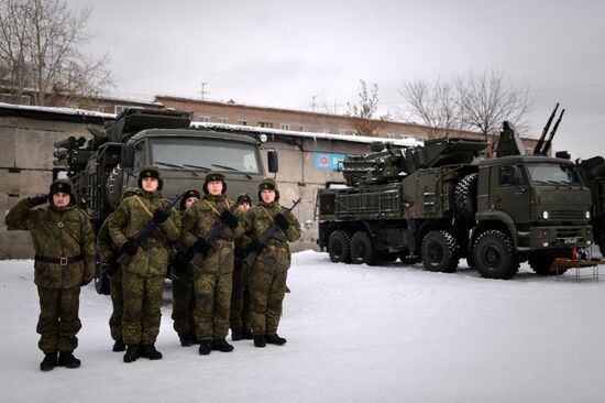 Вручение нового вооружения личному составу зенитного ракетно-артиллерийского дивизиона в Новосибирской области