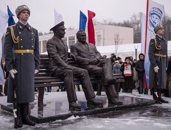 Открытие памятника С.Королеву и Ю.Гагарину в Королеве