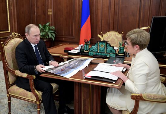 Президент РФ В. Путин встретился с губернатором Мурманской области М. Ковтун