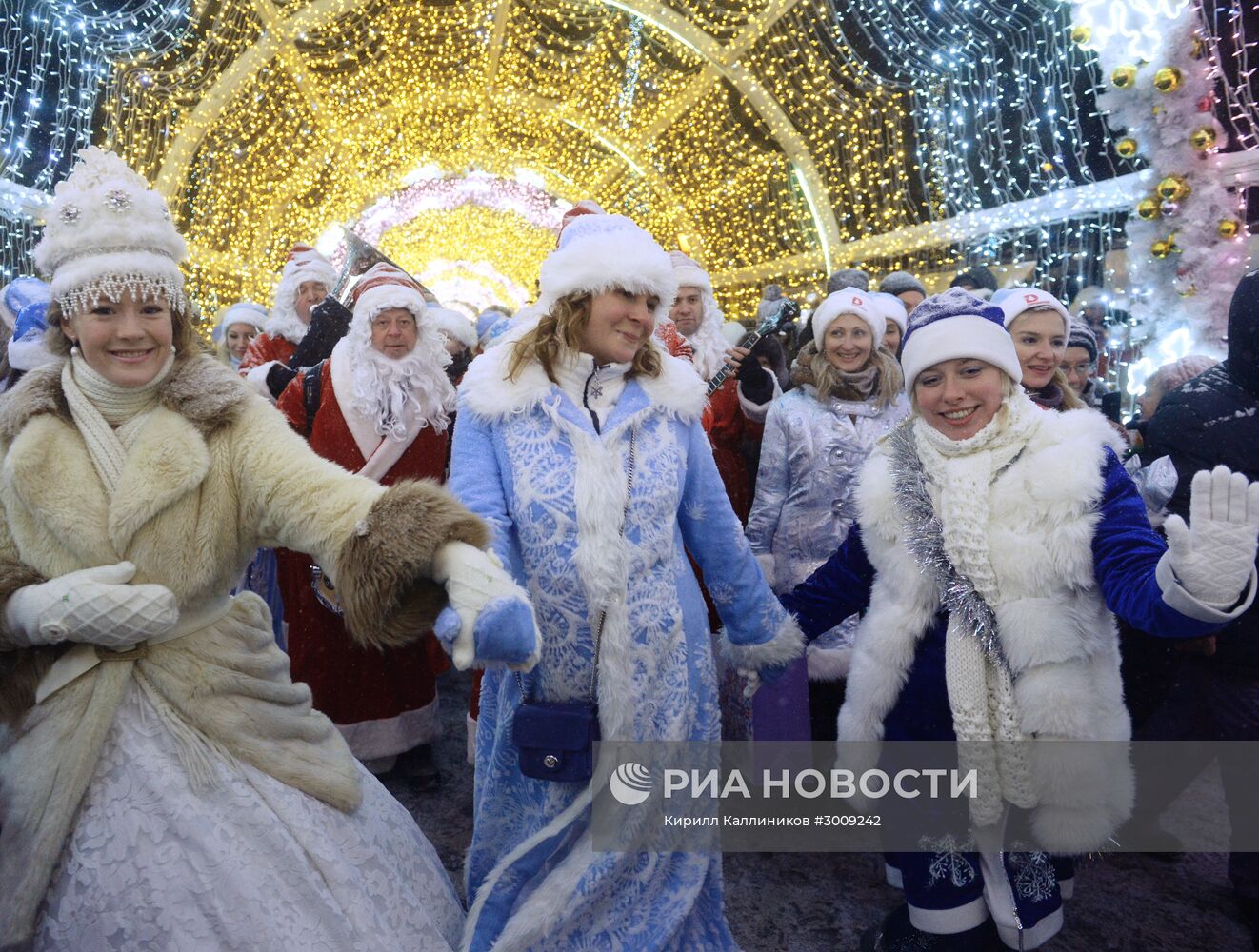 Парад Снегурочек