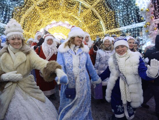 Парад Снегурочек