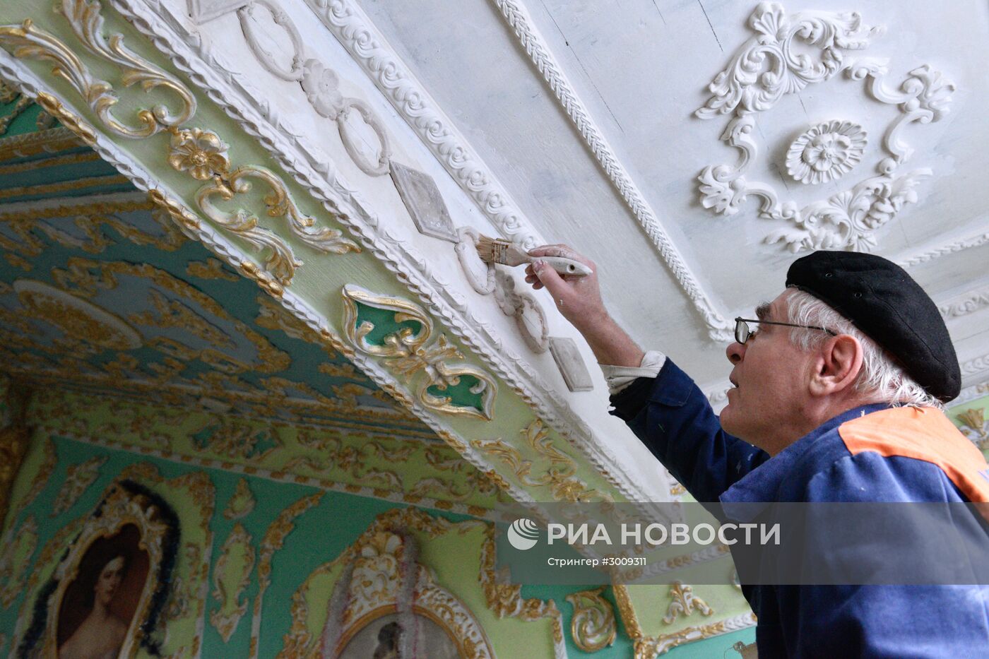Пенсионер расписал подъезд в стиле барокко в Киеве