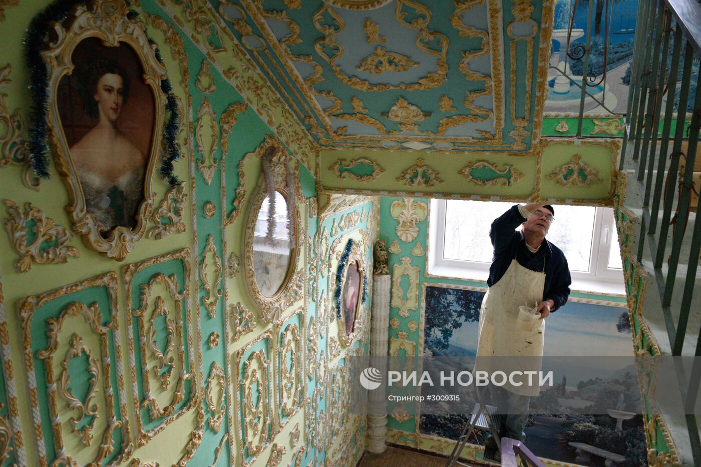 Пенсионер расписал подъезд в стиле барокко в Киеве