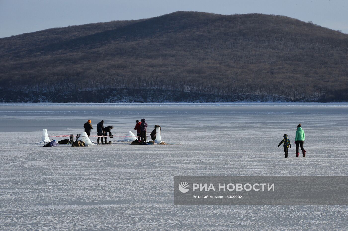 Празднование Старого Нового года на льду пролива Босфор Восточный