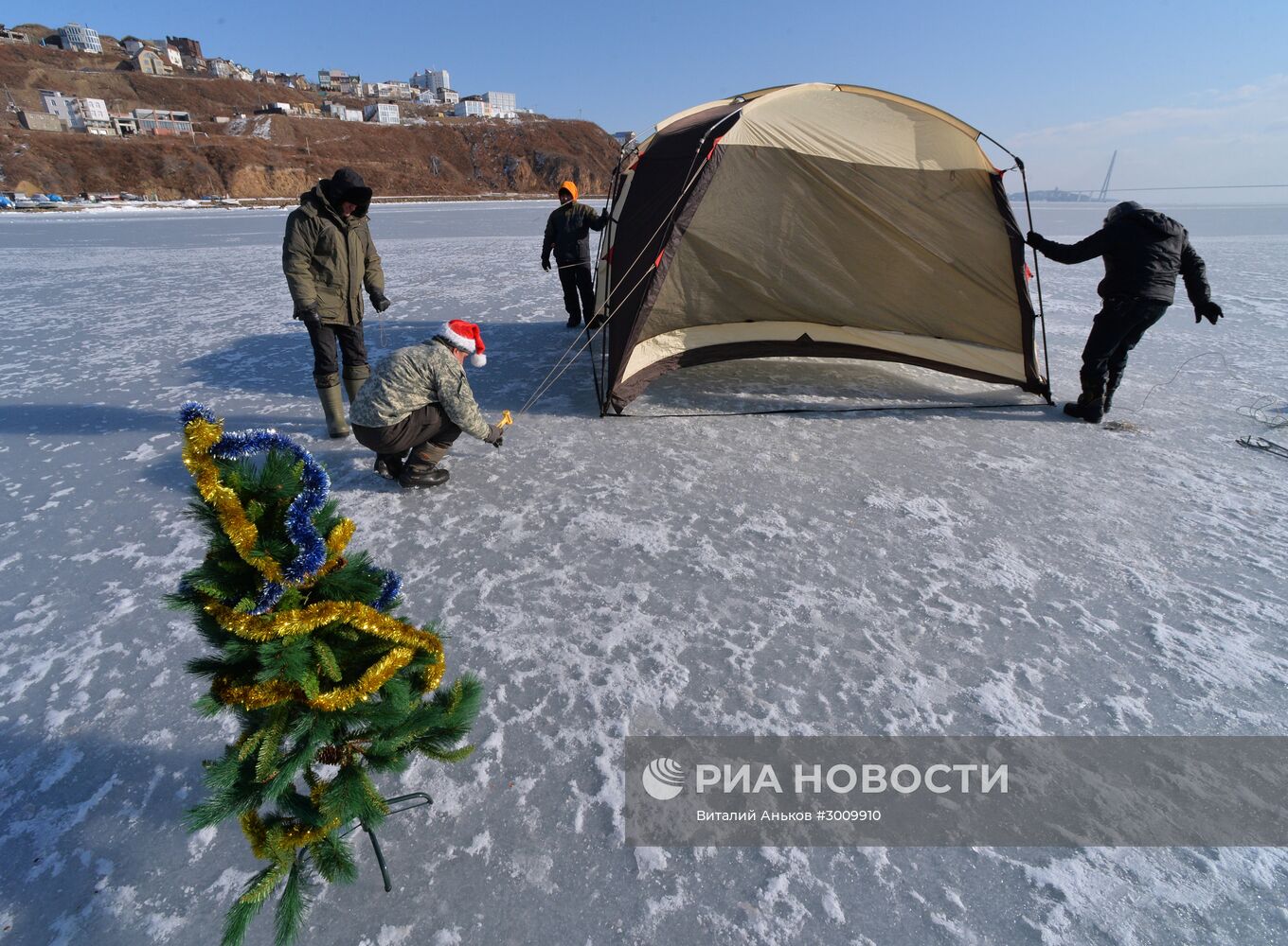 Празднование Старого Нового года на льду пролива Босфор Восточный