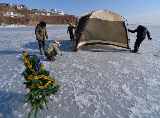 Празднование Старого Нового года на льду пролива Босфор Восточный