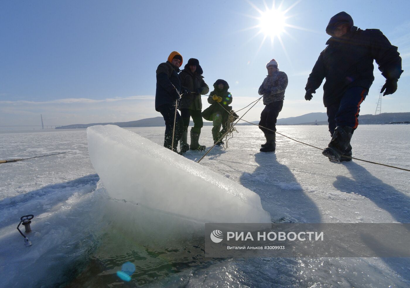 Празднование Старого Нового года на льду пролива Босфор Восточный