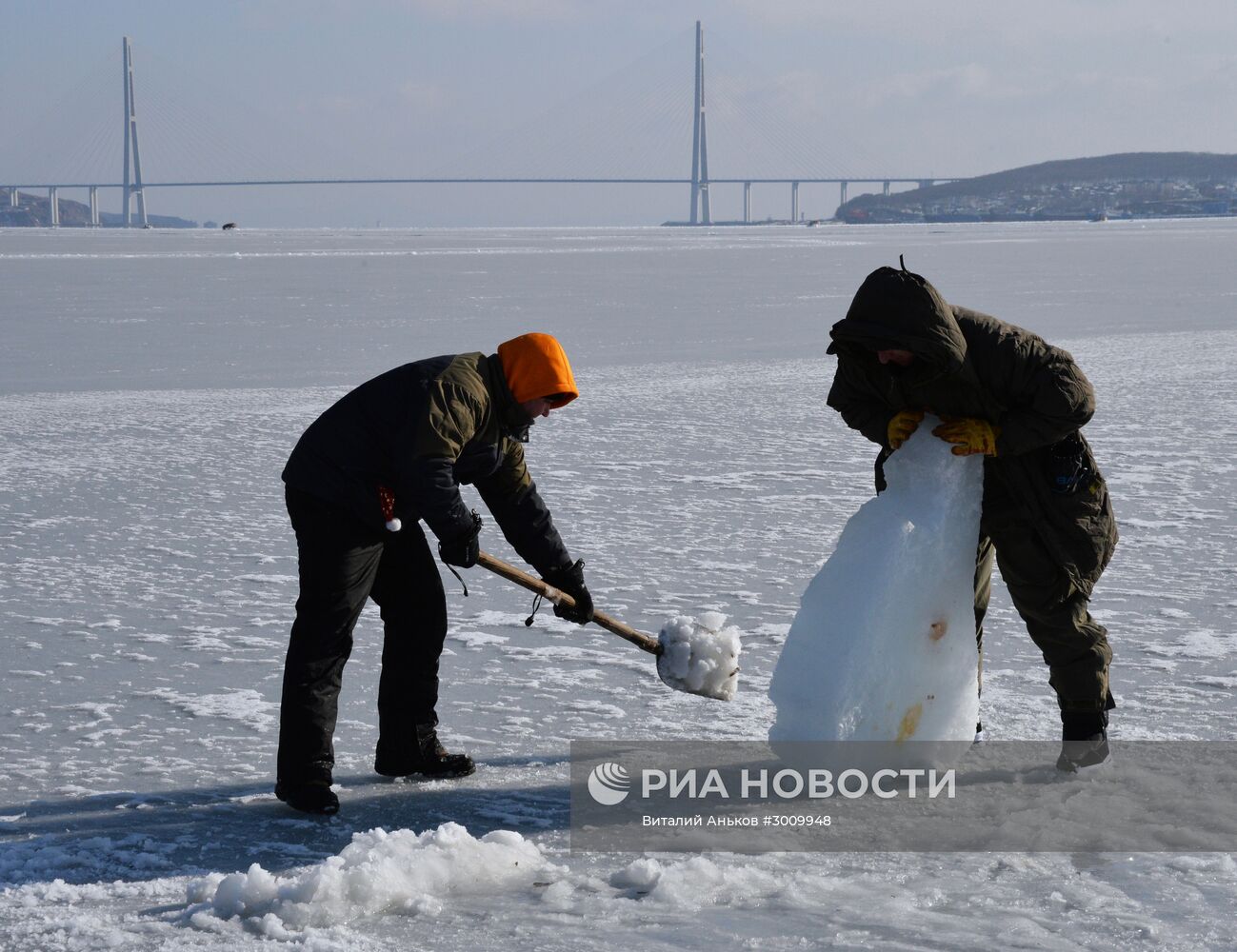 Празднование Старого Нового года на льду пролива Босфор Восточный