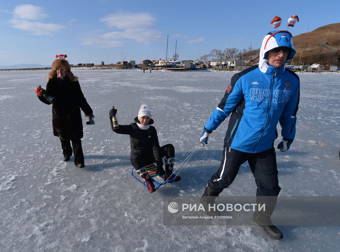 Празднование Старого Нового года на льду пролива Босфор Восточный