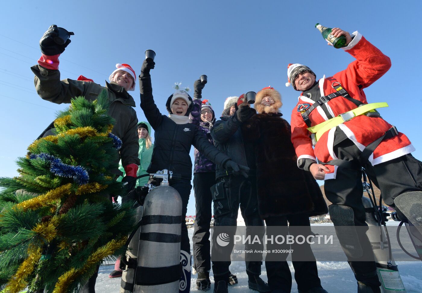 Празднование Старого Нового года на льду пролива Босфор Восточный