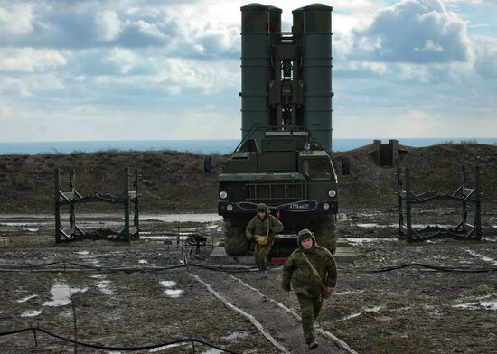 Полк С-400 заступил на боевое дежурство в Крыму
