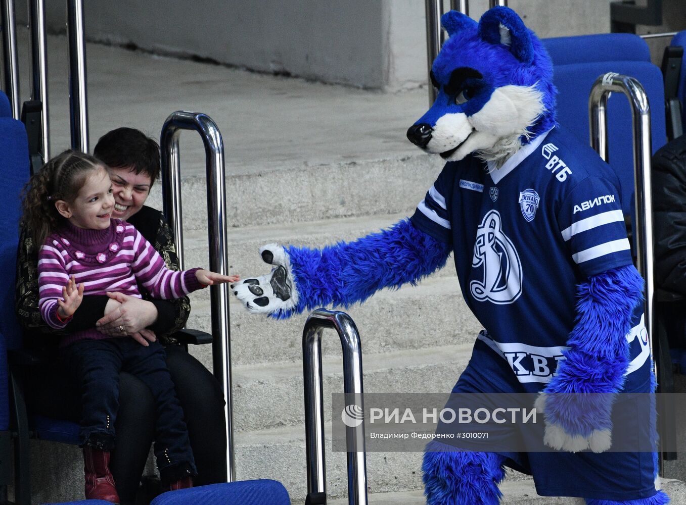 Хоккей. КХЛ. Матч "Динамо" (Москва) - "Лада"