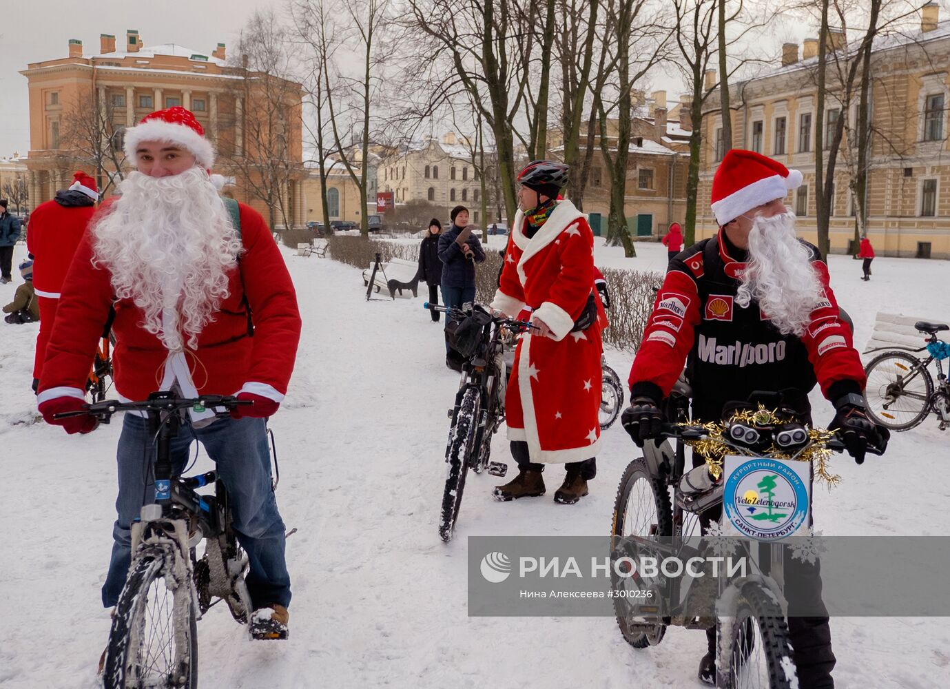 Велопарад Дедов Морозов и Снегурочек в Санкт-Петербурге