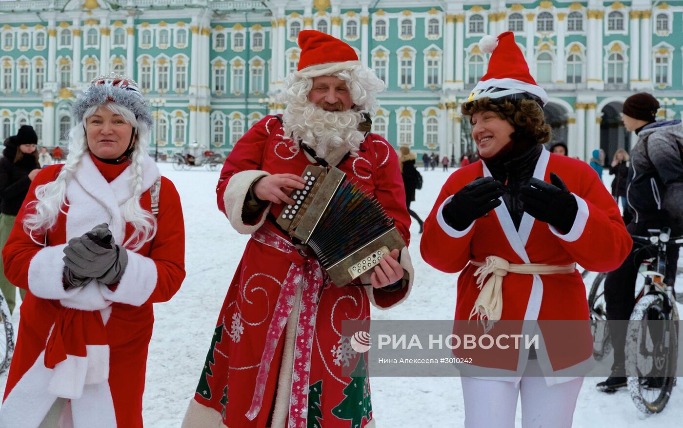 Велопарад Дедов Морозов и Снегурочек в Санкт-Петербурге